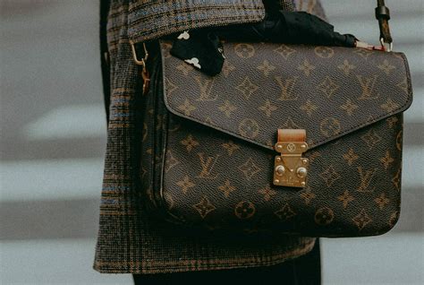 10 Manieren om een Neppe Louis Vuitton tas te Herkennen